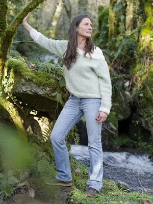laurence bousquet debout vers le ruisseau regard lointain